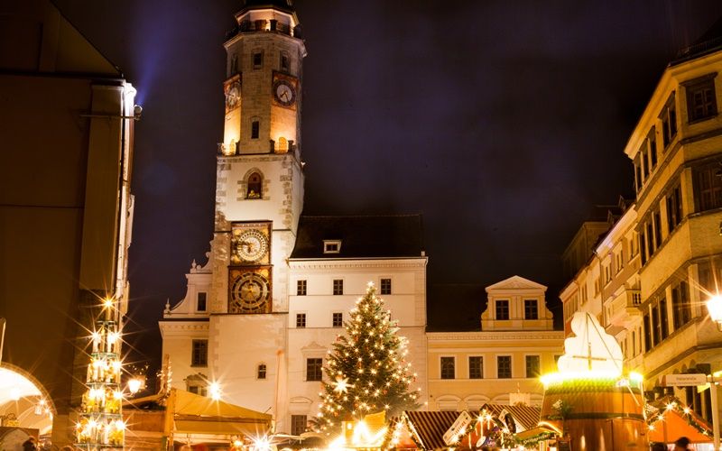 Weihnachtliche Beleuchtung erhellt die Altstadt von Goerlitz auf dem Christkindelmarkt.