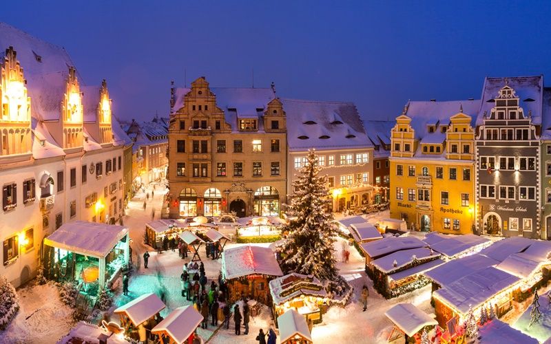 Weihnachtliche Beleuchtung lässt die Gassen und den Weihnachtsmarkt auf dem historischen Marktplatz von Meißen erstrahlen.