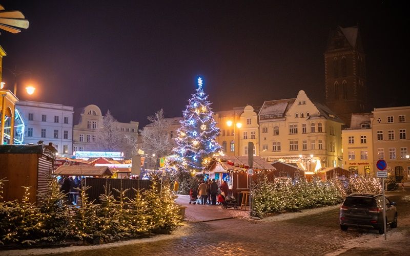 Der Eingang zum Weihnachtsmarkt in Wismar.