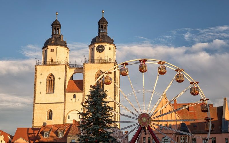 Ein Riesenrad auf dem Wittenberger Marktplatz zur Weihnachtszeit.