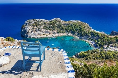 Blauer Stuhl am Aussichtspunkt auf die Bucht.