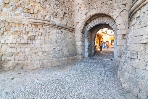 Palast mit massivem Mauerwerk in der Altstadt von Rhodos.