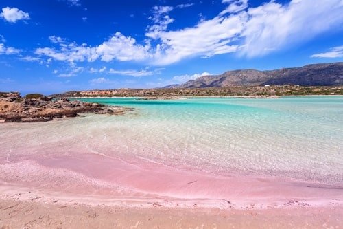 Rosafarbener Sand und blaues Meer am Sandstrand von Elafonisi.