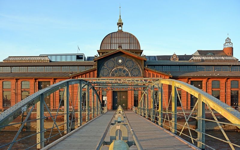 Böick auf die historische Fischauktionshalle in Hamburg.