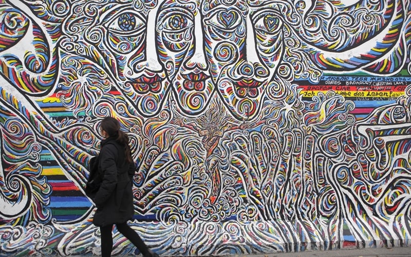 Touristin an der East Side Gallery Berlin