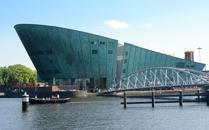 Der eigentümlich anmutende Bau des Nemo Science Museums in Amsterdam.