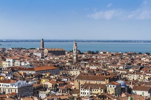 Ein Blick über die Stadt Venedig von der Spitze des Campanile di San Marco.