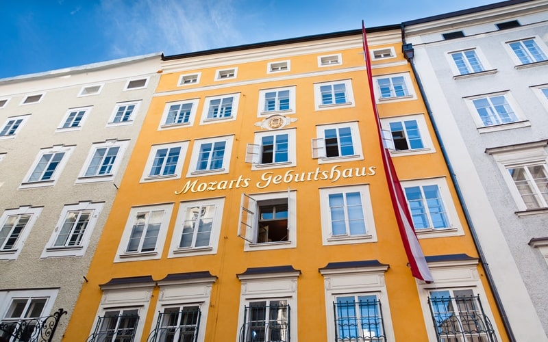 Gelbe Fassade von Mozarts Geburtshaus