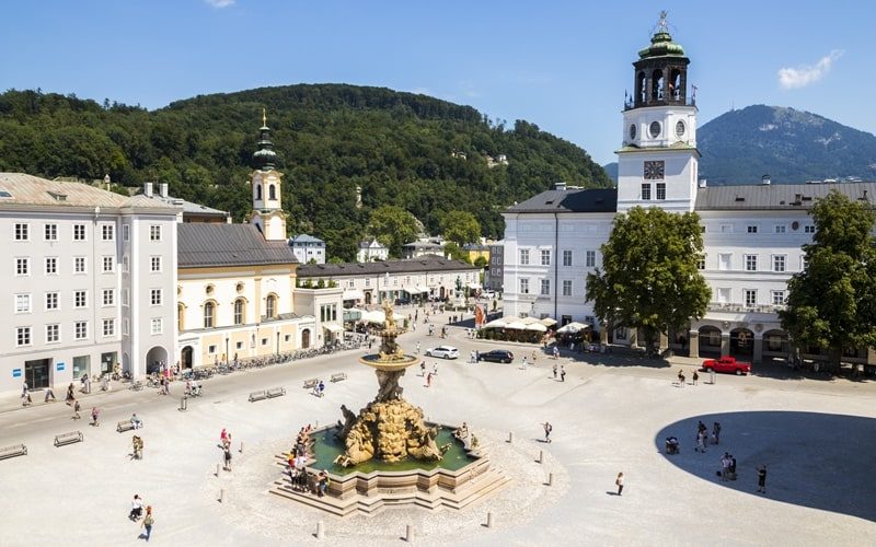 Blick auf den Residenzplatz Salzburg mit verziertem Brunnen
