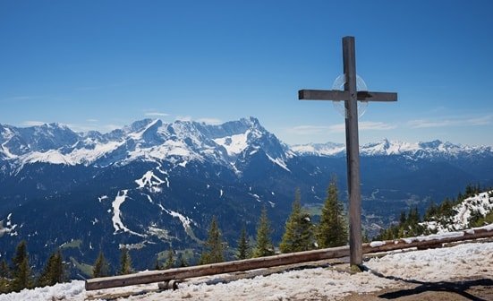 Gipfelkreuz in den Alpen