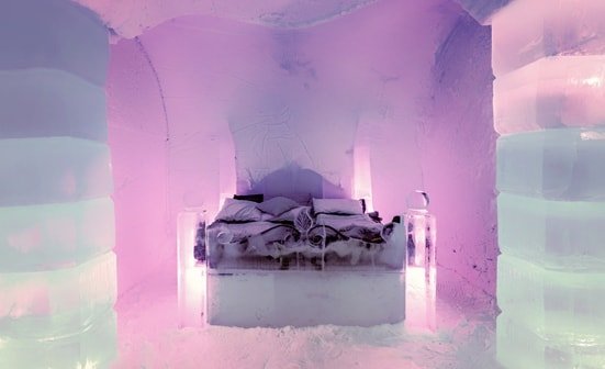 Bett im Eishotel