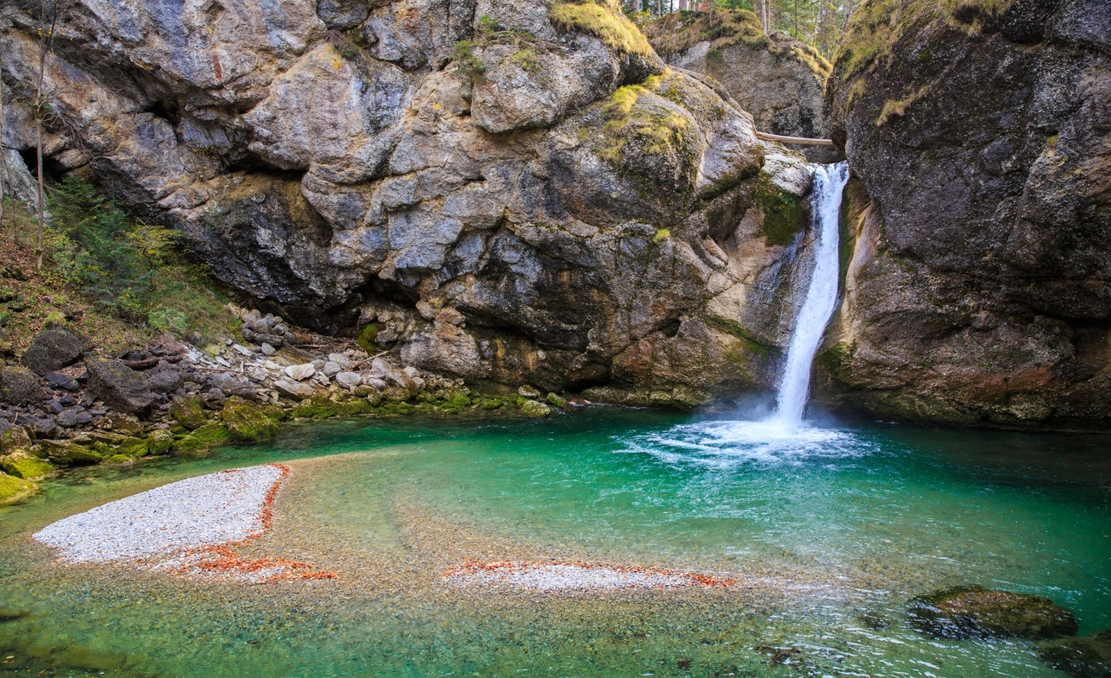 Wasserfall zum Gumpenspringen in Bayern