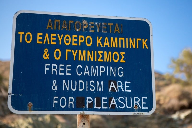 Hinweisschild für Nudisten in griechenland