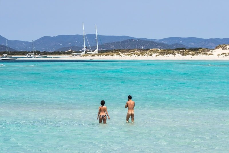 Mann und Frau baden nackt auf Formentera