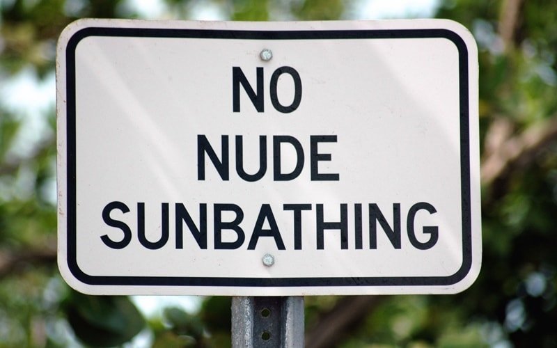 Hinweisschild kein Sonnenbaden ohne Kleidung