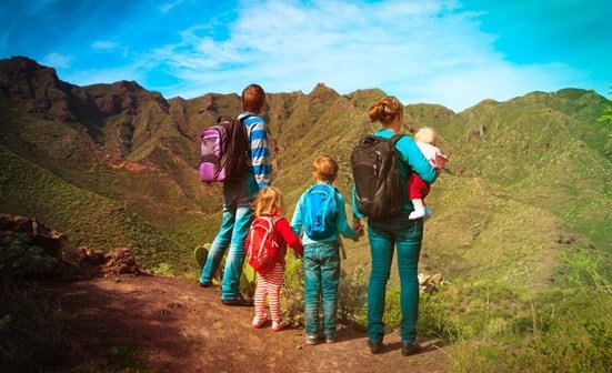 Familie beim Wandern auf dem Berg