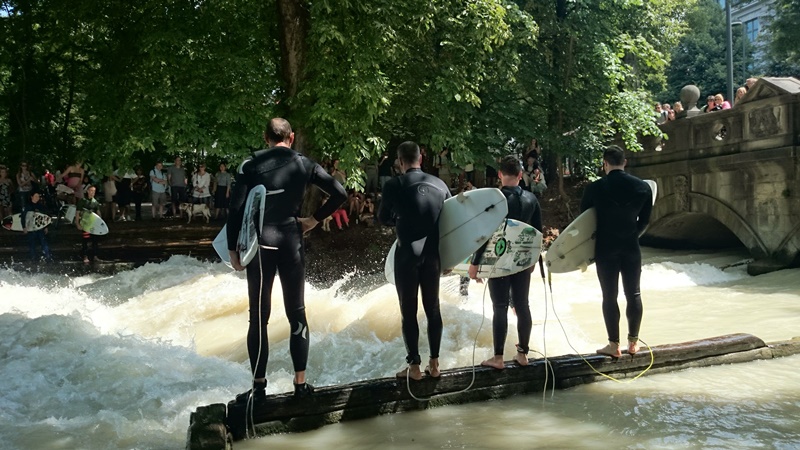 Surfen im englischen Garten München Sehenswürdigkeiten