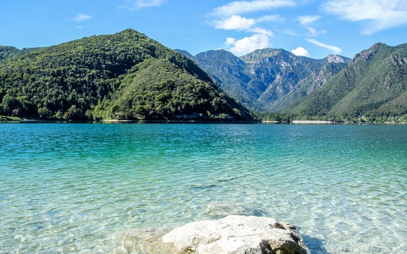 Die 14 schönsten Seen in Italien zum Baden (mit Karte)