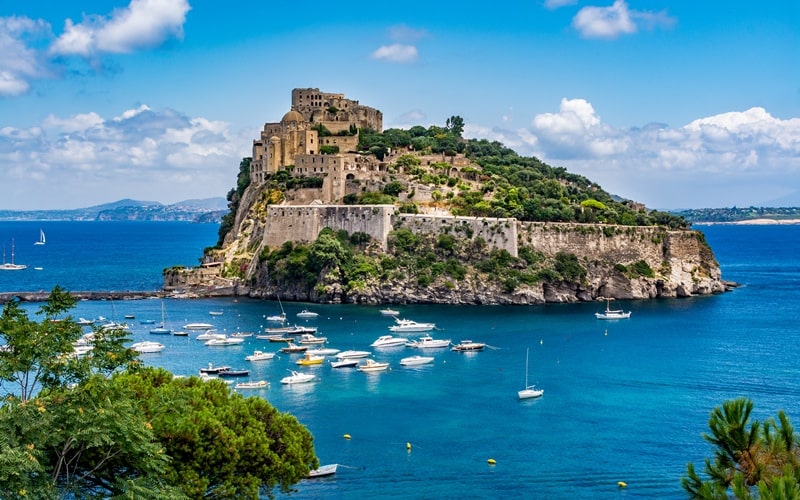 Blick auf das Castello Aragonese auf einer Felsinsel vor der Insel Ischia.
