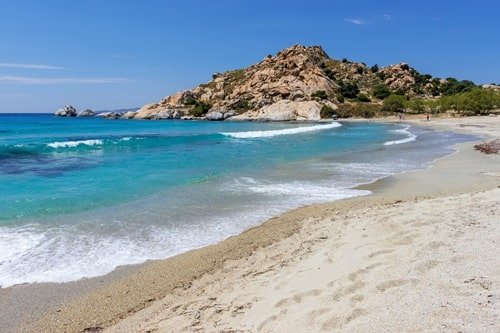 Fußspuren im Sandstrand von Mikri Vigla auf Naxos