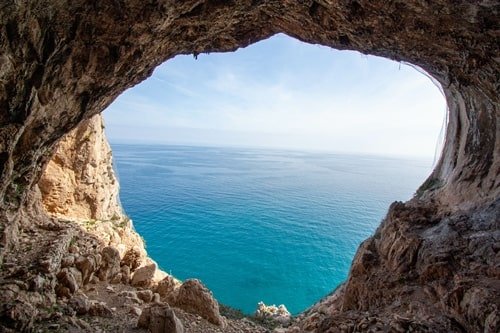Höhle mir großem, natürlichen Ausguck und Blick auf das Meer