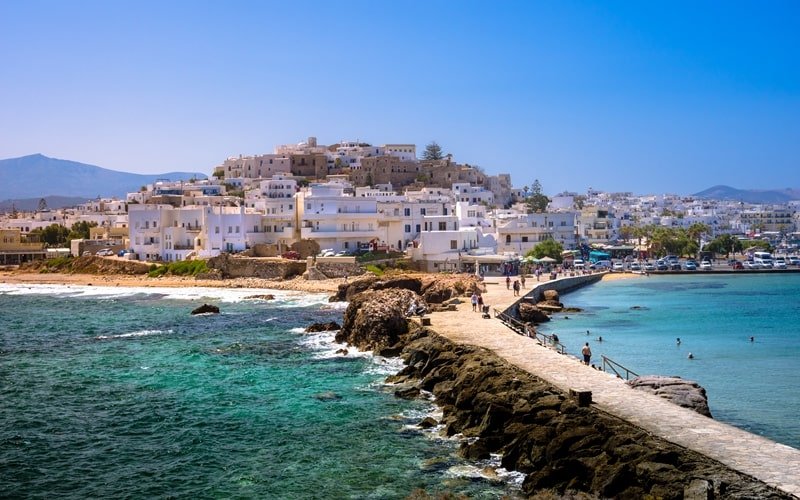 Befestigter Spazierweg aus Stein an der Küste von Naxos