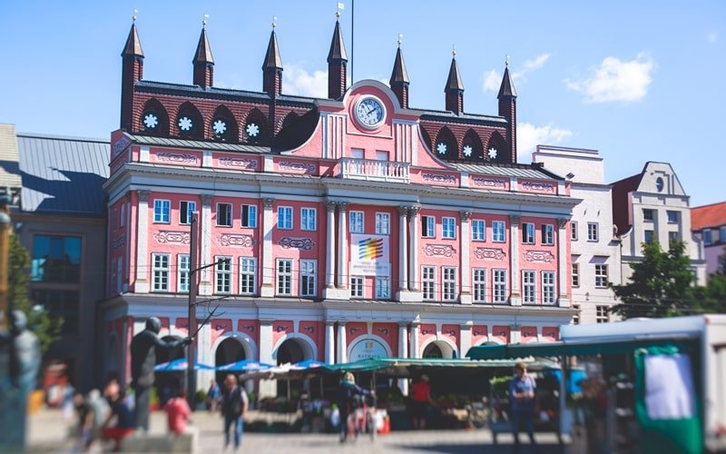 Das Rostocker Rathaus am Neuen Markt