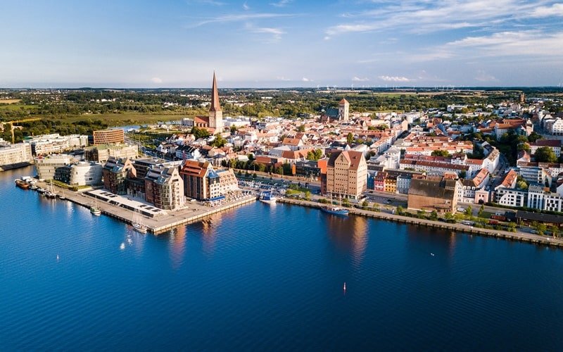 Der Rostocker Stadthafen mit dre nördlichen Altstadt im Hintergrund.