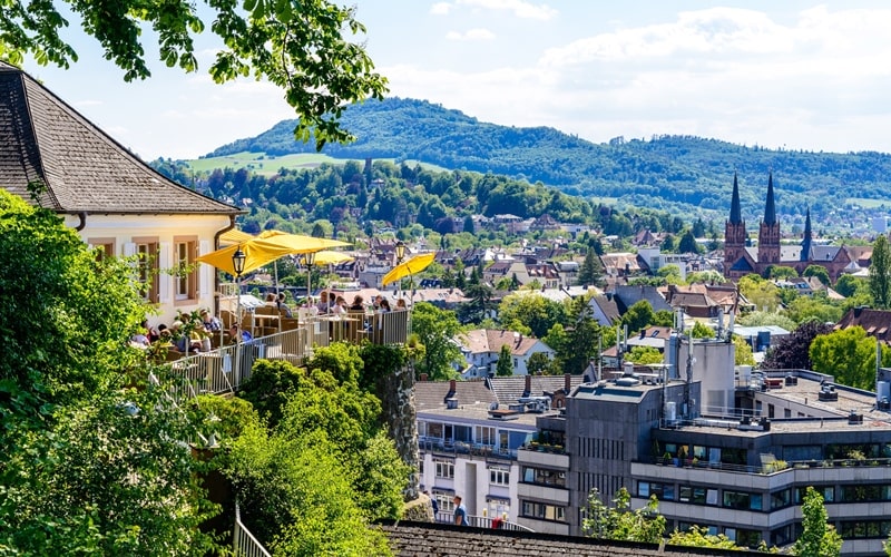 Blick auf den Kastaniengarten und Freiburg