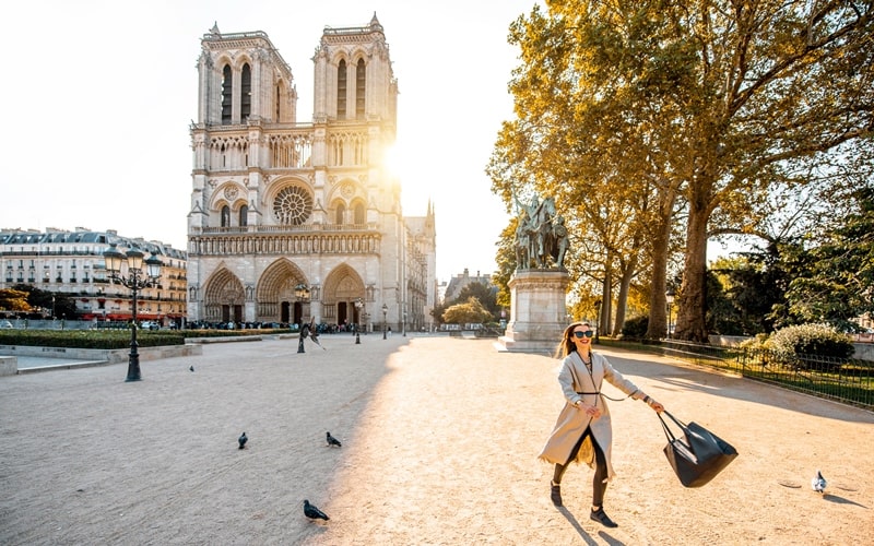 Frau spaziert auf Platz vor Notre Dame