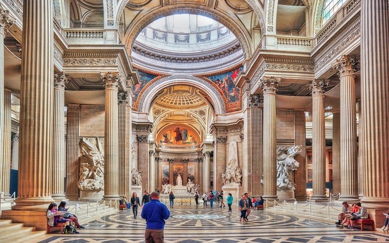 Säulen und Kuppel im Pantheon Paris