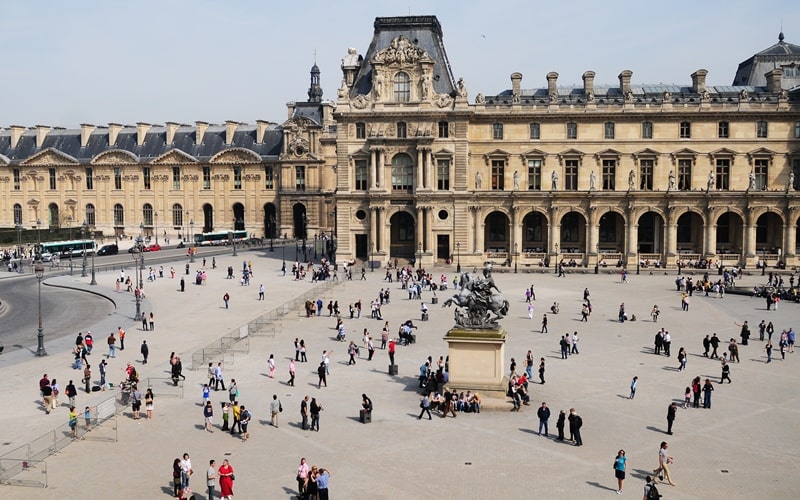 Vorplatz vom Museum Louvre