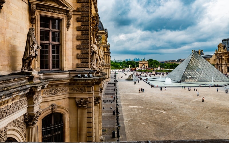 Glaspyramide vor dem Louvre Paris