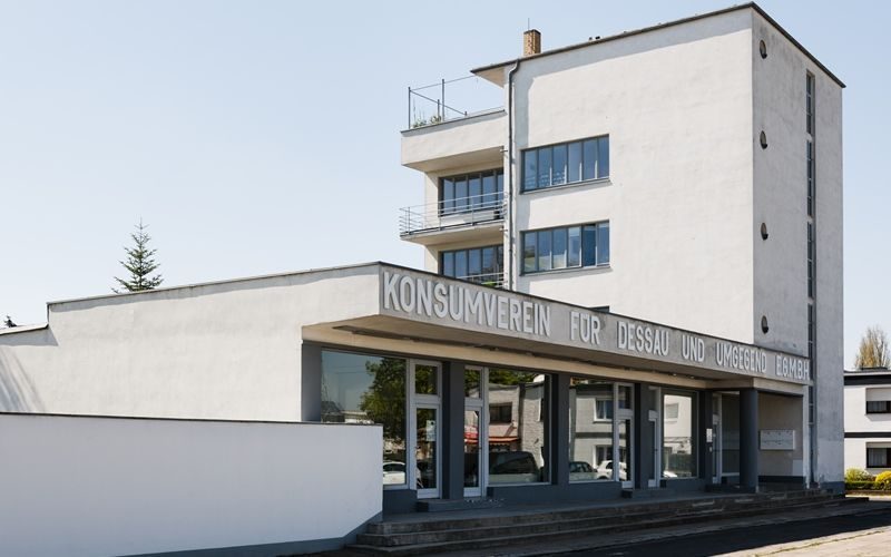 Konsumgebäude in der Siedlung Dessau-Törten (1928), mit nach historischem Vorbild rekonstruiertem Schriftzug, Architekt: Walter Gropius, 2019