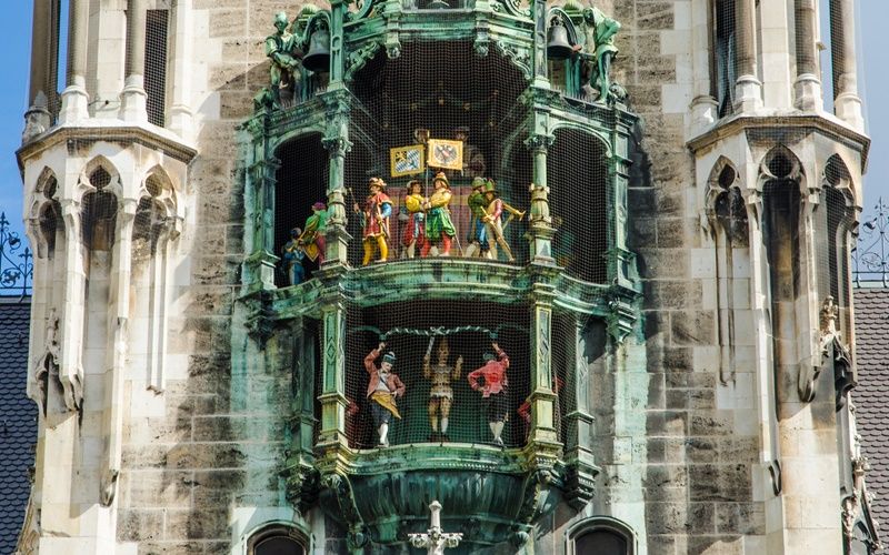 Das Glockenspiel am Turm des Neuen Rathauses in München.