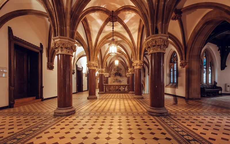 Neugotische Architektur im inneren des Neuen Rathauses München.