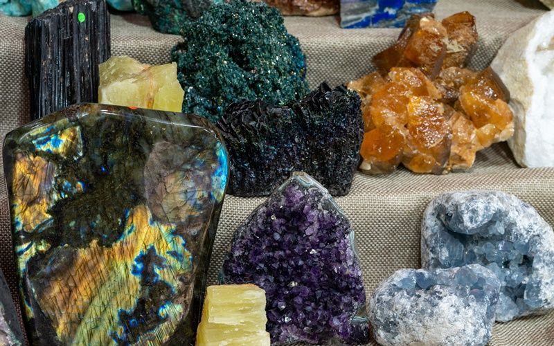 Verschiedene Mineralienkristalle.
