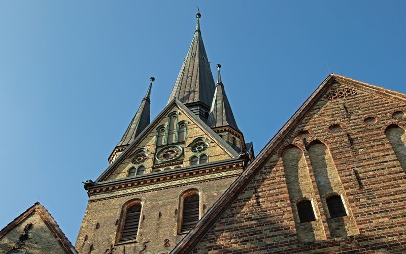 Blick auf den Turm der Nikolaikirche in Flensburg.