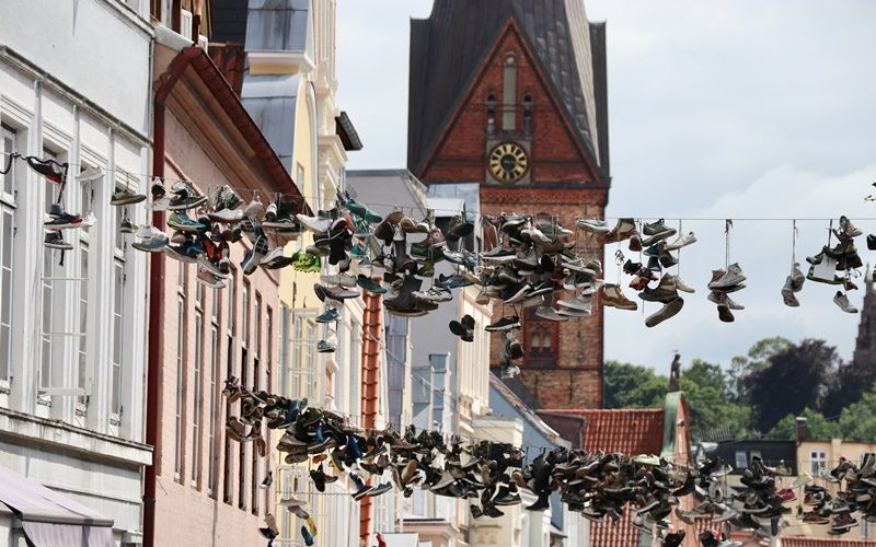 Schuhe auf der Leine in der Altstadt Flensburgs.