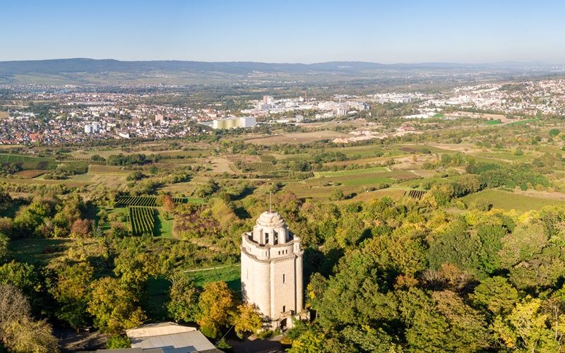 Luftaufnahme des Bismarckturms in Ingelheim am Rhein.