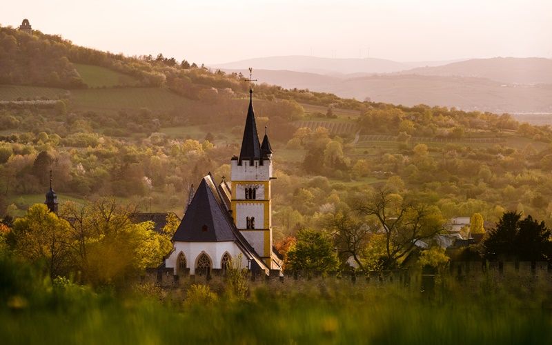 Die Burgkirche von Ingelheim bei Sonnenaufgang.