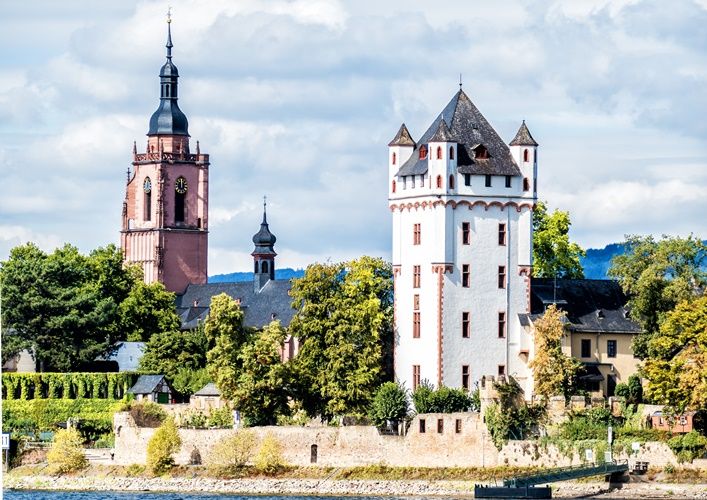 Blick auf die Kurfürstliche Burg in Eltville am Rhein an einem sonnigen Tag.