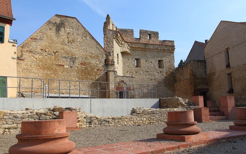 Blick auf die archäologischen Überreste der Kaiserpfalz in Ingelsheim.