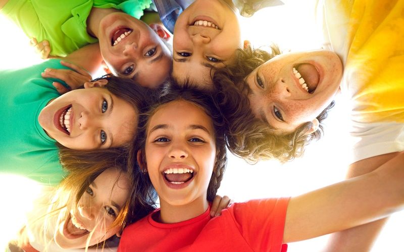 Eine Gruppe lachender Kinder.